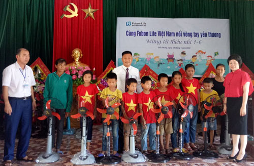  Fubon life Việt Nam: Quà Tết Thiếu Nhi thắp sáng nụ cười trẻ thơ ảnh 1